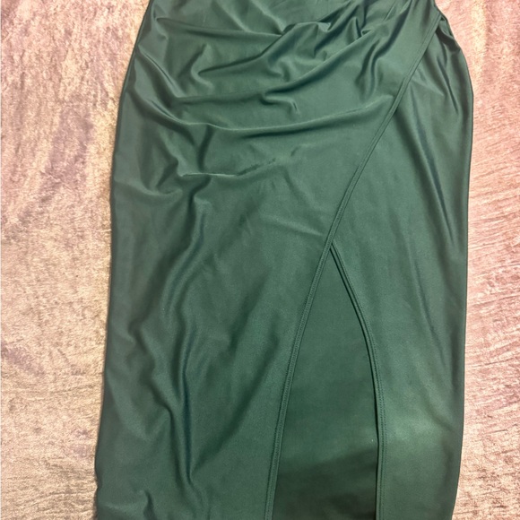 Elegant Green Evening Dress - Picture 4 of 7